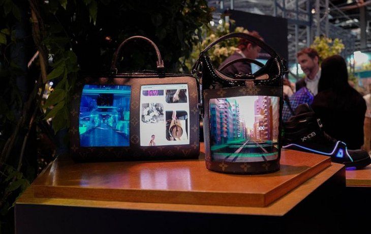 La tecnología llega a la moda de lujo: Louis Vuitton presentó carteras con pantallas plegables