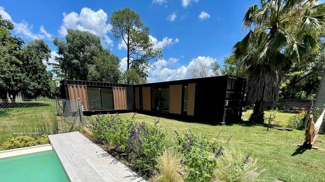 Una vivienda contenedor a pasos de la piscina, se pueden destinar para uso propio o en lugares turísticos, son multi función