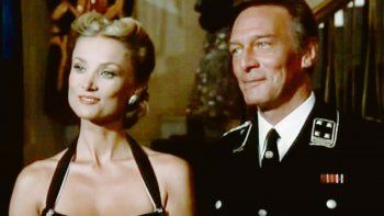 escarlata y negro. Barbara Bouchet y Christopher Plummer.