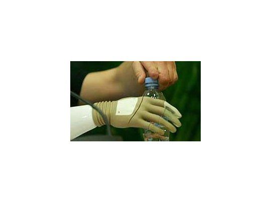 Presentan en Madrid una mano biónica con características humanas