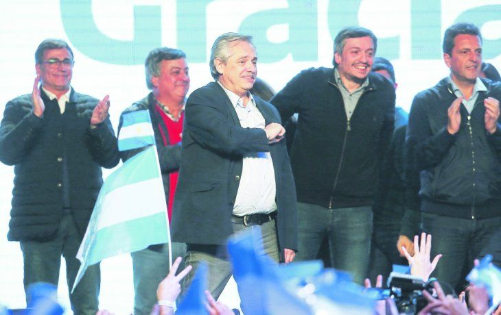 festejo. Alberto Fernández, el último en hablar ayer en el búnker de Todos. Hubo discurso de equilibrio y rechazo a la grieta.&nbsp;