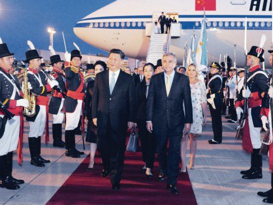 Puesta en escena. La llegada de Xi Jinping y su esposa a la Argentina tuvo el protocolo más destacado. El chino aterrizó en su Boeing 747-8 y fue recibido con honores de Estado por el jujeño Gerardo Morales.&nbsp;&nbsp;