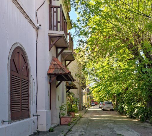 El pasaje Roberto Cunninghame Graham, arbolado y único, aporta un encanto natural a la zona El pasaje Roberto Cunninghame Graham, arbolado y único, aporta un encanto natural a la zona
