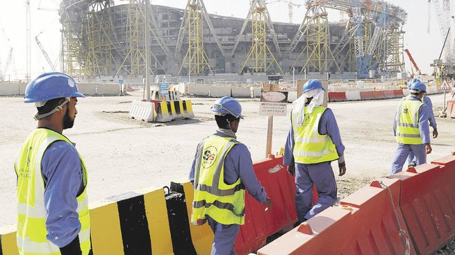 Controversia. Mientras varias ONG denuncian violaciones a los derechos humanos y explotación laboral, los organizadores refutan las acusaciones y la FIFA parece mirar a un costado y solo quiere que la pelota ruede.