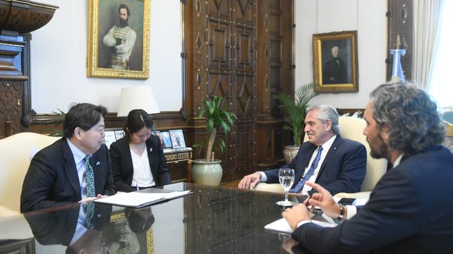 El Presidente y el canciller argentino junto al ministro de Relaciones Exteriores japonés, Yoshimasa Hayashi.