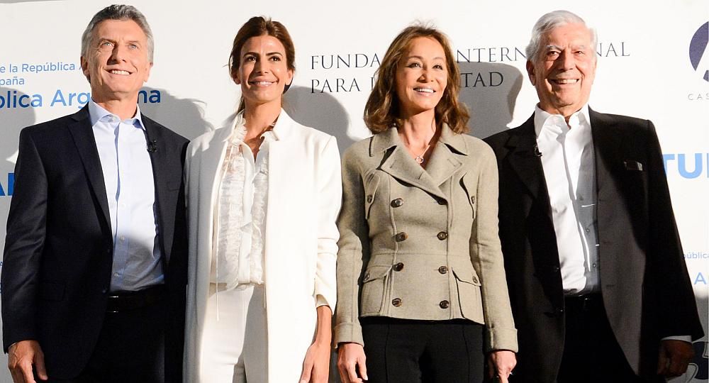 El presidente Mauricio Macri y la primera dama, Juliana Awada, junto al Premio Nobel de Literatura Mario Vargas Llosa y su esposa, Isabel Preysler, en la Casa de América.