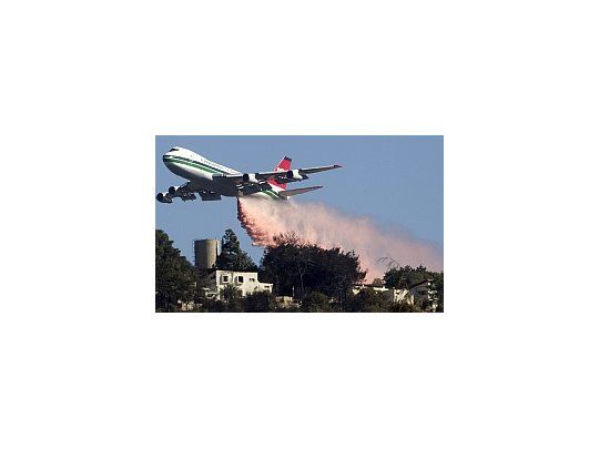 El incendio está controlado. Ya no hay focos importantes. Hay que terminar la tarea para evitar conatos de fuego, explicó el jefe de los bomberos, Shimon Romah.