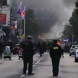 La Policía desplegó vehículos blindados en Belfast durante las protestas antiinmigración registradas tras el ataque con cuchillo. La Policía desplegó vehículos blindados en Belfast durante las protestas antiinmigración registradas tras el ataque con cuchillo.