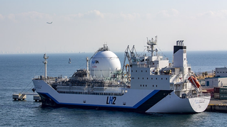 Al primer buque de hidrógeno líquido Suiso Frontier del 2021, se sumará una nueva unidad con otro diseño para atender la demanda mundial proyectada para la década de 2030. Al primer buque de hidrógeno líquido Suiso Frontier del 2021, se sumará una nueva unidad con otro diseño para atender la demanda mundial proyectada para la década de 2030.