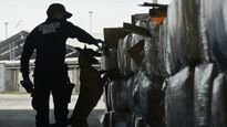La policía inspecciona cargamentos en el puerto de Guayaquil, el principal de Ecuador.