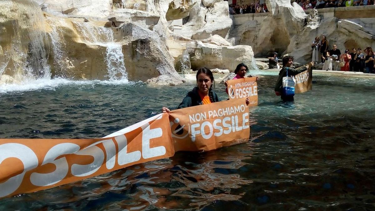 environmentalists attacked the Trevi Fountain