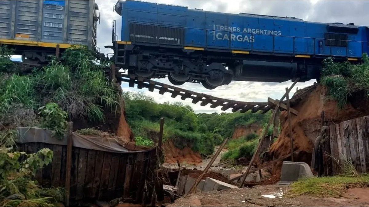 Salta: A train was hanging when a railway bridge detached