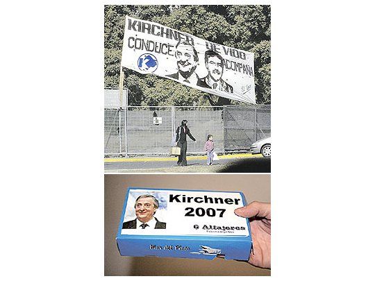 Compromiso K tapizó la Ciudad de Buenos Aires con afiches y carteles de apoyo a la plaza del sí. Nadie quiso quedar fuera de escena, como demuestra este pasacalle que incluye al ministro de Planificación, Julio De Vido, junto al Presidente, (arriba). Se vendían ayer en Plaza de Mayo dos cajas de alfajores demedia docena cada una por $ 5 con la leyenda Kirchner 2007, (abajo)
