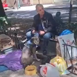 El actor Alejandro Landeros vive en situación de calle con sus mascotas. El actor Alejandro Landeros vive en situación de calle con sus mascotas.