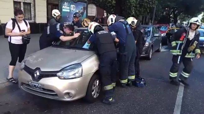 El momento en el que la beba fue rescatada en Caballito