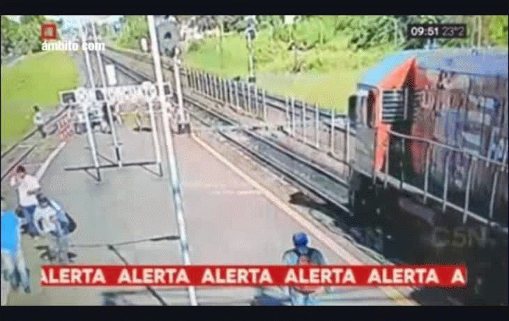 Arrojaron del tren a una joven para robarle el celular en Don Torcuato: está grave