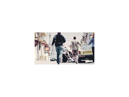El film israelí «Ajami» se centra en una zona de Jaffa donde malamente diversas culturas y aunque de factura irregular, la autenticidad de su punto de vista lo vuelve recomendable.