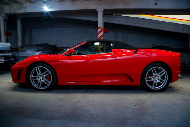 La transmisión secuencial F1 y el trabajo aerodinámico —desde las tomas frontales hasta el difusor trasero— completan un conjunto pensado para ofrecer sensaciones de manejo puras. La transmisión secuencial F1 y el trabajo aerodinámico —desde las tomas frontales hasta el difusor trasero— completan un conjunto pensado para ofrecer sensaciones de manejo puras.