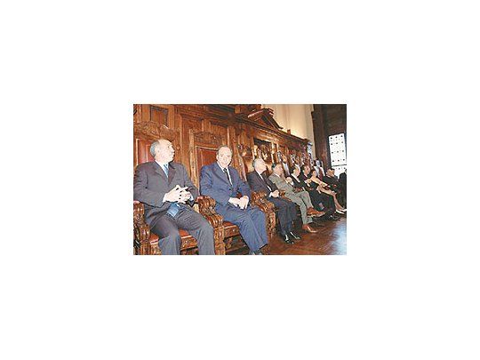 HoracioLorenzetti,EugenioZaffaroni,AugustoBelluscio,junto a losotros miembrosde laCorteSuprema,votaron unnuevoreajuste paralos jubilados.Esta vez letocó al sectordiplomático.La seguidillade sentenciasprevisionalespreocupa algobierno.
