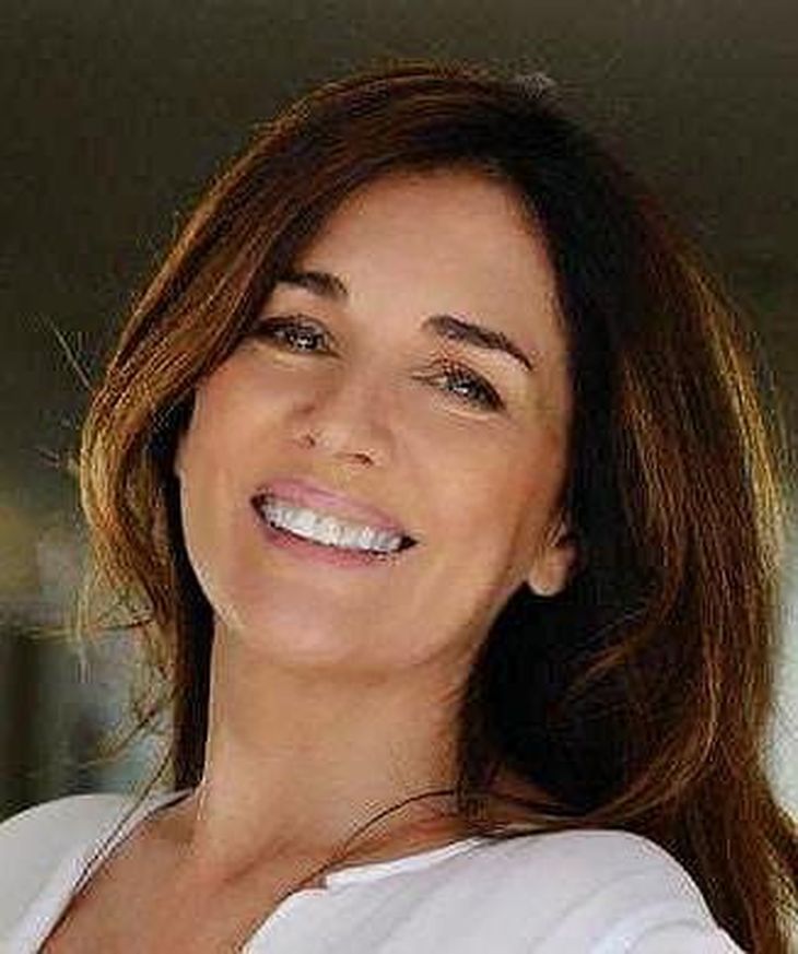 Andrea Frigerio encarna a una mujer de la alta sociedad que decide acoger a este jardinero junto a tu marido, un empresario influyente enfermo en fase terminal. Andrea Frigerio encarna a una mujer de la alta sociedad que decide acoger a este jardinero junto a tu marido, un empresario influyente enfermo en fase terminal.