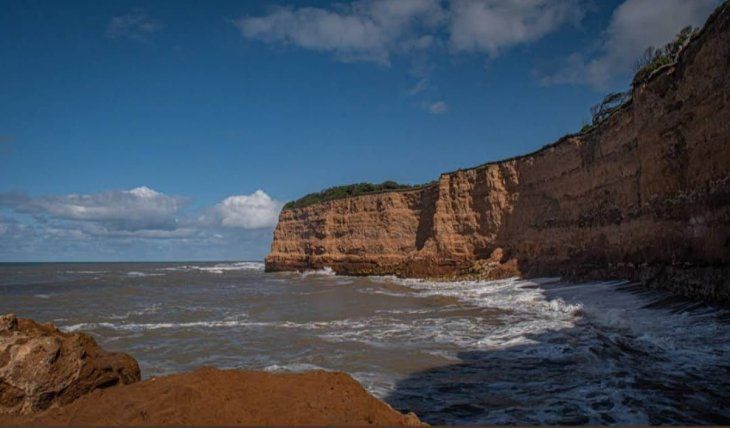 La mujer cayó desde 25 metros de altura en una zona donde hoy quedan restos de estructuras hormigonadas. La mujer cayó desde 25 metros de altura en una zona donde hoy quedan restos de estructuras hormigonadas.