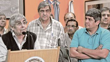Negativa. Hugo y Pablo Moyano, en una reunión anterior en Camioneros. Ayer la dirigencia de la Federación se pronunció en contra de cambios en el Convenio Colectivo 40/89, base del poderío familiar en tres décadas
