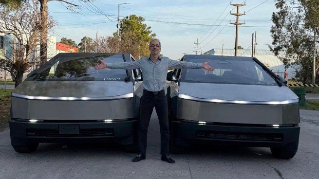Málek Fara, junto a los dos Tesla Cybertruck