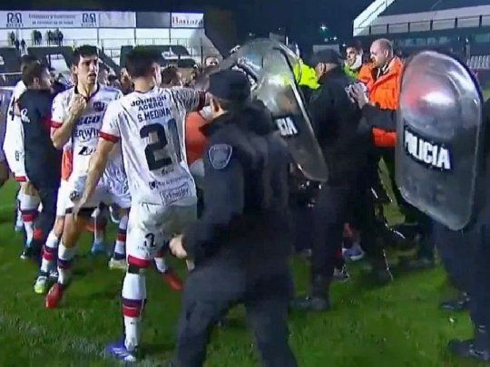 Incidentes. Así terminaron los jugadores de Patronato contra el árbitro Jorge Baliño.