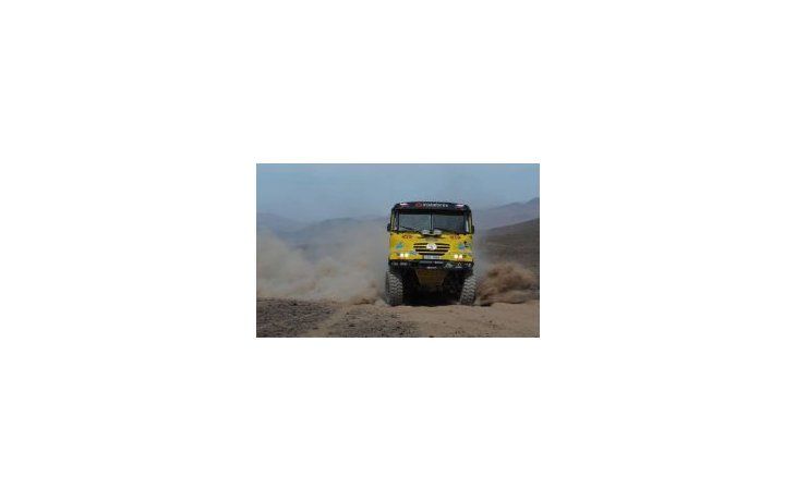 Abandono. El Tatra de Loprais se quedó y dejó el camino allanado al Iveco de De Rooy.