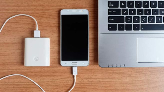 Sabías que la batería de un movil&nbsp; se puede dañar en caso lo dejes enchufado toda la noche. Acá la solución.