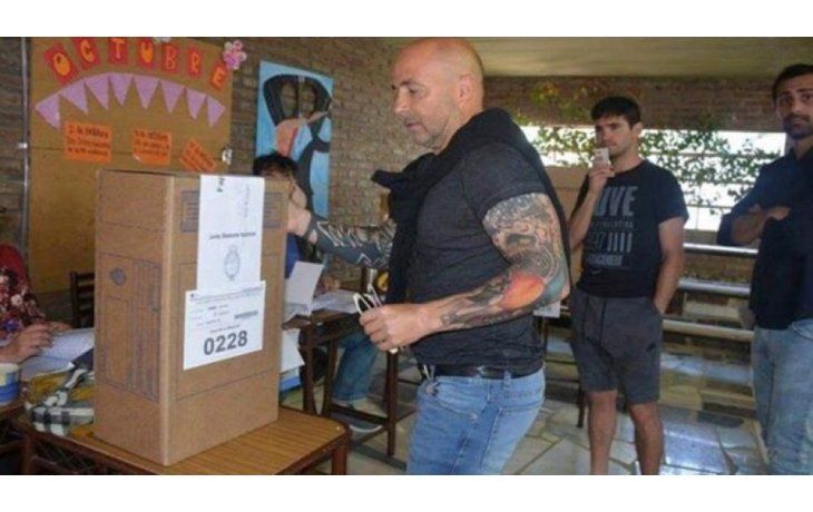 Jorge Sampaoli votó en Casilda.