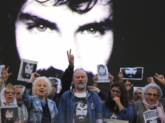 La familia del joven Santiago Maldonado durante una movilización que se llevó a cabo en 2018, cuando el juez federal  de Rawson, Gustavo Lleral, le confesó a la madre del joven que estaba  siendo extorsionado para que cierre la causa sobre presunta  desaparición forzada.