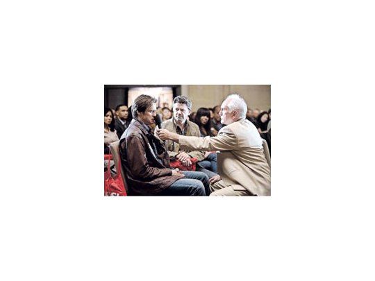Aunque alocada como las comedias del Jim Carrey pre «The Truman Show», en «Sí señor» el actor se muestra más controlado (y menos cansador); Terence Stamp brinda una gran actuación como gurú posmoderno.