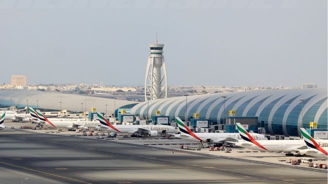 La compañía Emirates paralizó todos sus vuelos desde y hacia el aeropuerto de Dubai.