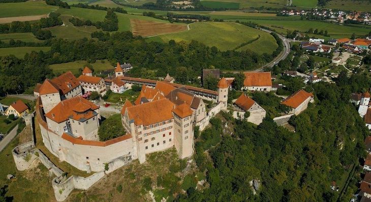 Vista aérea del castillo de Pieskowa Skaa, uno de los principales atractivos históricos de la región de Suoszowa y una de las joyas del Renacimiento polaco Vista aérea del castillo de Pieskowa Skaa, uno de los principales atractivos históricos de la región de Suoszowa y una de las joyas del Renacimiento polaco