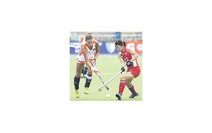 La goleadora holandesa Maartje Paumen disputa la bocha ante la japonesa Akane Shibata.