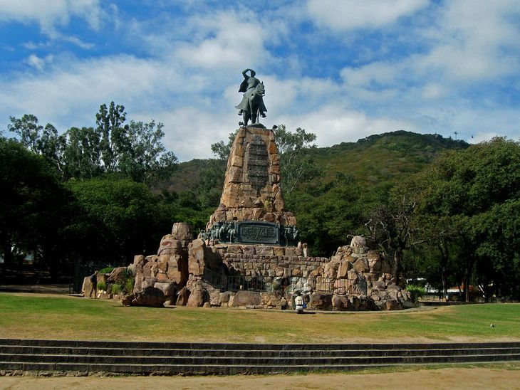 Este feriado está asociado al General Don Martín Miguel de Güemes.