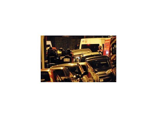 Las fuerzas especiales de la policía francesa rodearon el edificio donde se encuentra el presunto autor de la matanza de Toulouse.