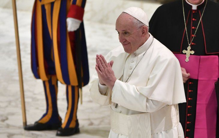 el papa pidio a los jovenes liberarse de los celulares: son como una droga