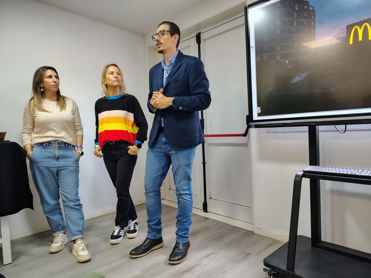 Los gerentes de Arcos Dorados, Mariana Socolinsky, Carola Baglietto y Hernán Villalobos, durante la presentación en San Luis. Los gerentes de Arcos Dorados, Mariana Socolinsky, Carola Baglietto y Hernán Villalobos, durante la presentación en San Luis.
