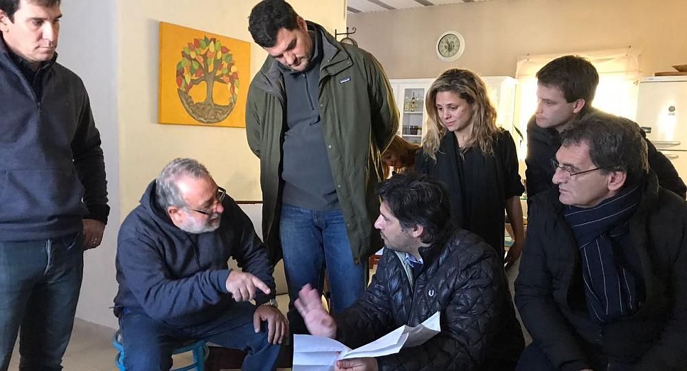Germán Garavano, Eugenio Burzaco, Claudio Avruj, Iván Kerr (vivienda), Alex Campbell y Agustina Ciarletta, visitaron la casa de un excombatiente de Malvinas en San Fernando.