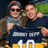 Depp posó junto a Juan Roman Riquelme y una camiseta con su nombre. Depp posó junto a Juan Roman Riquelme y una camiseta con su nombre.