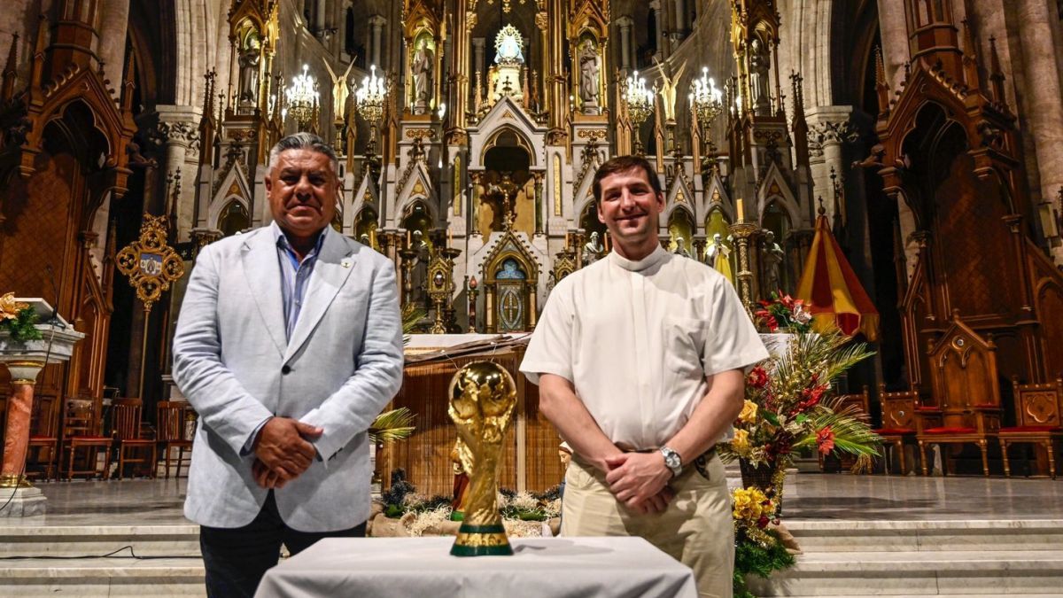 Another promise fulfilled: Claudio Tapia brought the World Cup to the Basilica of Luján