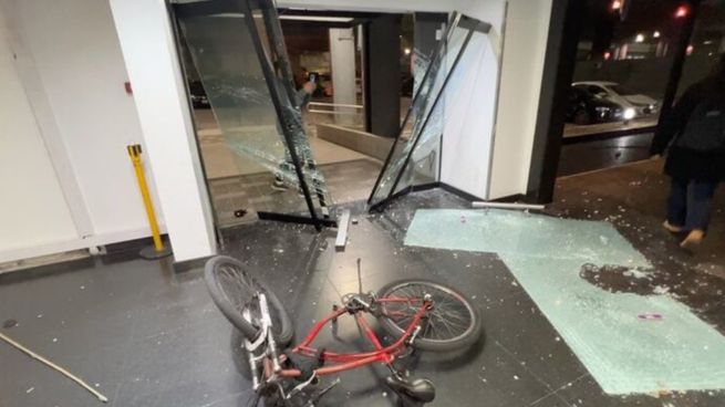 Los agresores forzaron la entrada por calle Lima, dañaron vehículos, vidrios y equipamiento del edificio de ARTEAR.