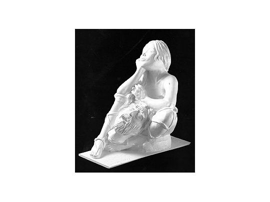 Para sus esculturas, Lorena Guzmán toma en esencia ciertasfiguras representativas de la mitología griega dándolesun golpe de tuerca que las subvierte y transgrede.