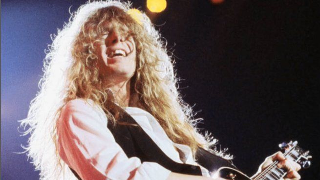 John Sykes tenia 65 años.