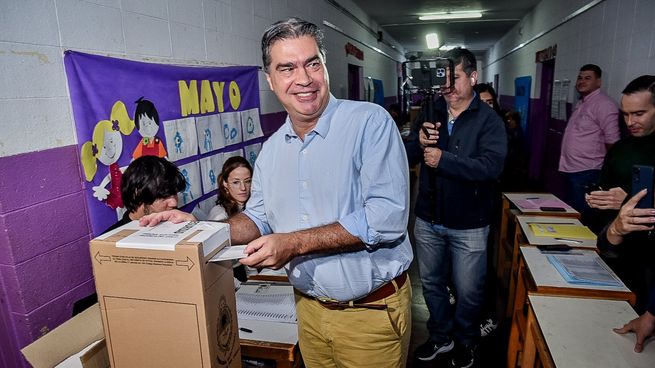 Como siempre, Capitanich votó a primera hora en Resistencia.