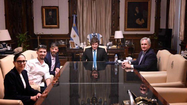 El presidente Javier Milei, acompañado por el canciller Pablo Quirno, recibió en Casa Rosada a los hermanos argentinos David y Ariel Cunio, quienes fueron secuestrados por Hamas el 7 de octubre de 2023 en el kibutz Nir Oz y liberados en octubre de 2025.