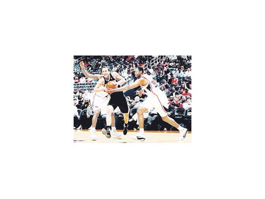 Manu fue una pieza importante en la victoria de los Spurs ante Atlanta. El bahiense anotó 18 puntos y terminó detrás de Parker, que hizo 26.