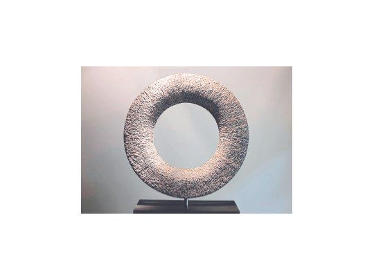 Las esferas de Sebastián son “una geometría emocional”, combinaciones entre arte y ciencia que ocupan un lugar pregnante en el espacio.